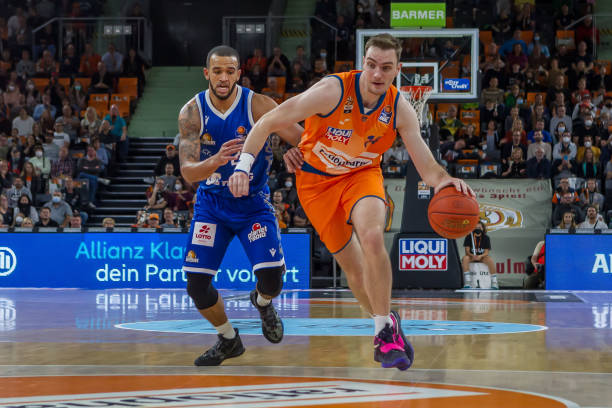 与球迷之间 与球迷之间